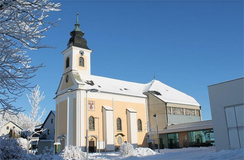 eine Kirche mit Kirchturm