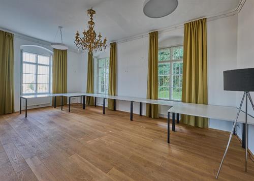ein Zimmer mit Holzboden und ein Holzboden mit Kronleuchter und Holzboden